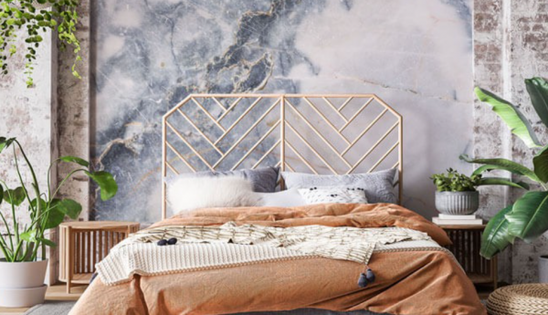 Dinding kamar dengan tampilan marmer